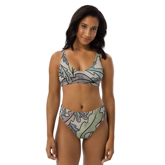 Bikini with high-waisted bikini and leaf pattern.